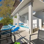 Beeindruckendes Mit Panoramablick, Pool, Privatparkplatz, Grill Pazin