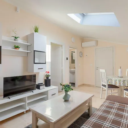 Beeindruckendes Mit Panoramablick, Pool, Privatparkplatz, Grill Pazin